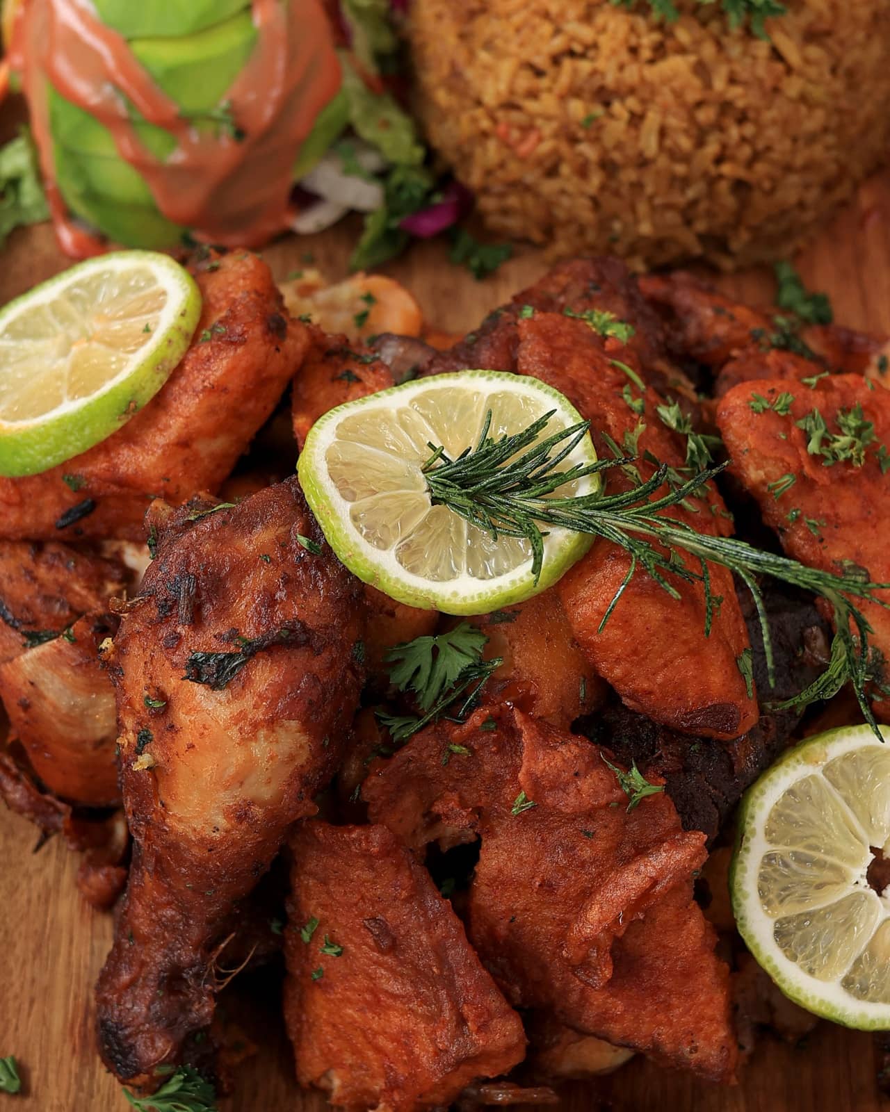 Grilled chicken pieces with lime and pilau rice